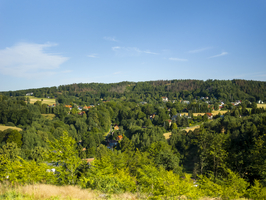 Mittelgebirge mit Wäldern, Wiesen und Streusiedlungen, Lückendorf, Zittauer Gebirge, Sachsen, Deutschland