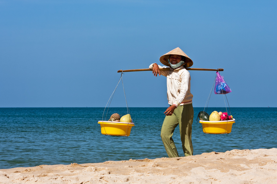 Fischerboote und Korbboote in der Bucht von Mui Ne